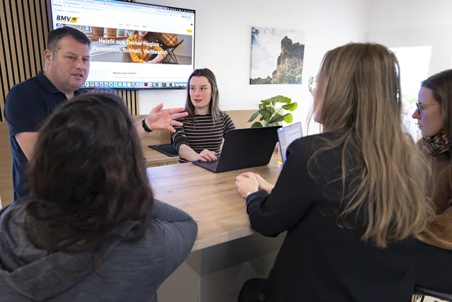 Das CLASSIC Marketing Team in der Besprechung